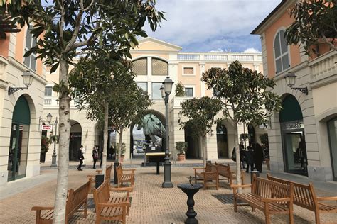 reggia di caserta outlet versace